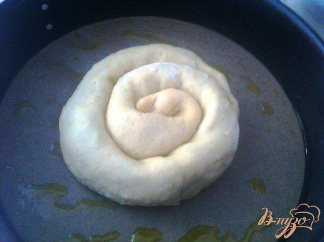 Фото приготовление рецепта: Пирог с яйцом, сыром и луком шаг №5