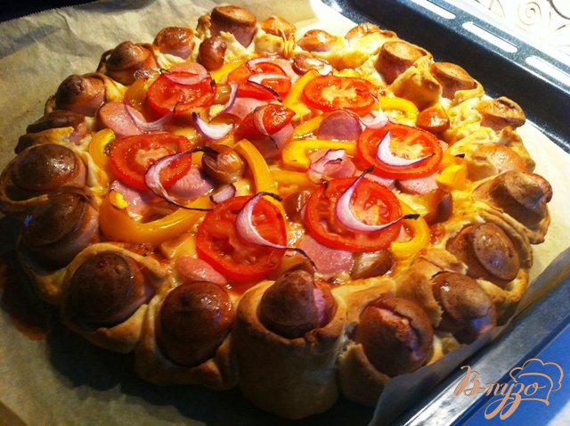Фото приготовление рецепта: Пицца по деревенски с сосисками шаг №6
