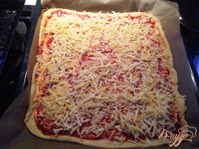 Фото приготовление рецепта: Пицца с тунцом и кукурузой. шаг №4