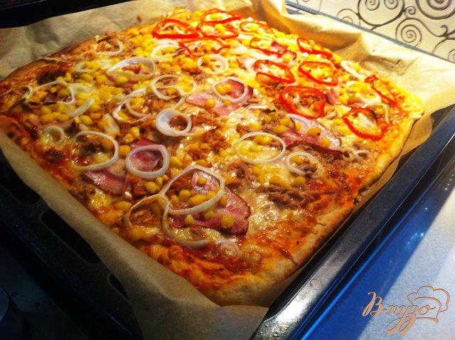 Фото приготовление рецепта: Пицца с тунцом и кукурузой. шаг №8