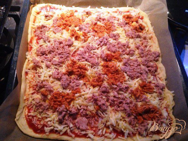Фото приготовление рецепта: Пицца с тунцом и кукурузой. шаг №5