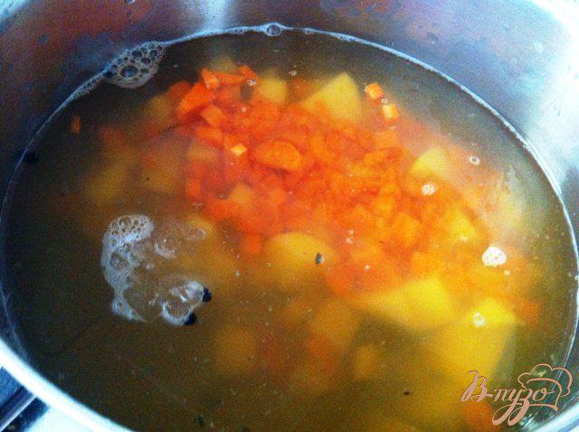 Фото приготовление рецепта: Рыбный суп с сайрой шаг №3
