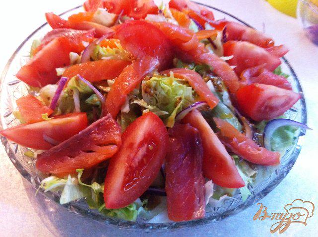 Фото приготовление рецепта: Салат овощной с подкопченной форелью шаг №9