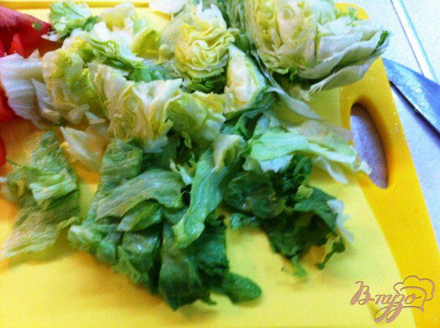 Фото приготовление рецепта: Салат овощной с подкопченной форелью шаг №5