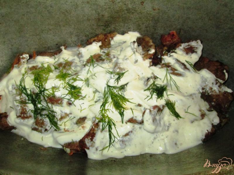 Фото приготовление рецепта: Печень в сметанно-чесночном соусе шаг №5