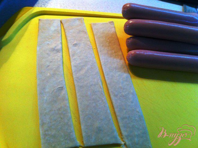 Фото приготовление рецепта: Сосиски в слоеном тесте с сыром шаг №2