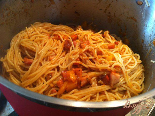 Фото приготовление рецепта: Спагетти с копченой грудинкой. шаг №8
