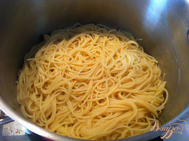 Фото приготовление рецепта: Спагетти с копченой грудинкой. шаг №6