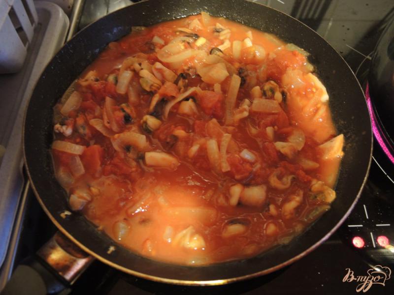 Фото приготовление рецепта: Томатный суп с морепродуктами и рисом шаг №9