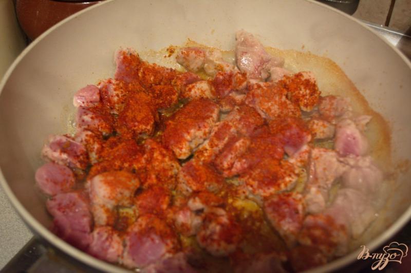 Фото приготовление рецепта: Свиной гуляш из окорока шаг №3