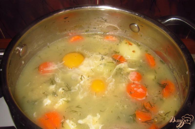 Фото приготовление рецепта: Суп с яйцом и зеленью шаг №4