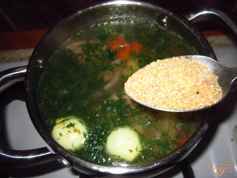 Фото приготовление рецепта: Суп с яйцом и зеленью шаг №3