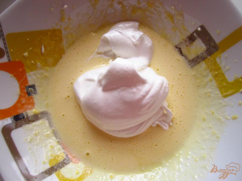 Фото приготовление рецепта: Бисквитные кексы с апельсиновыми цукатами шаг №4