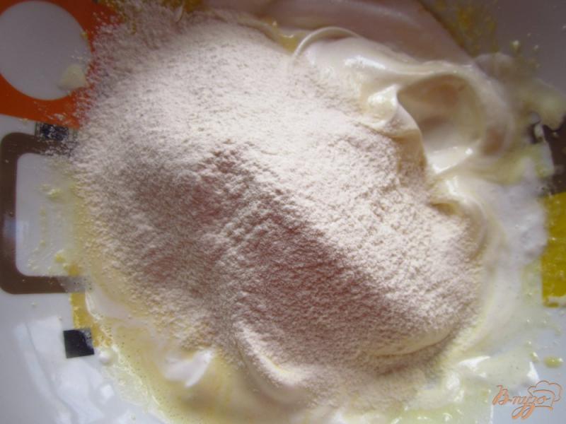 Фото приготовление рецепта: Бисквитные кексы с апельсиновыми цукатами шаг №5