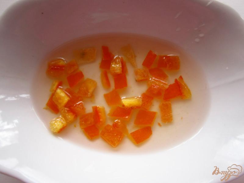 Фото приготовление рецепта: Бисквитные кексы с апельсиновыми цукатами шаг №6