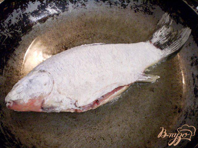 Фото приготовление рецепта: Рыба в майонезе жареная шаг №5