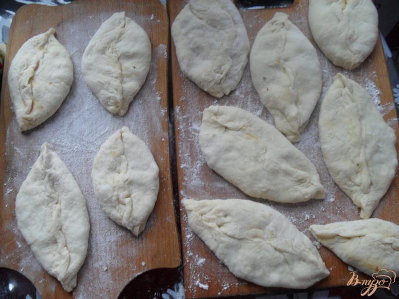 Фото приготовление рецепта: Пирожки из дрожждевого заварного теста шаг №8