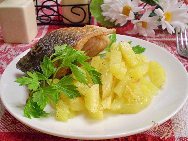 Фото приготовление рецепта: Жареная рыба с картошкой шаг №9