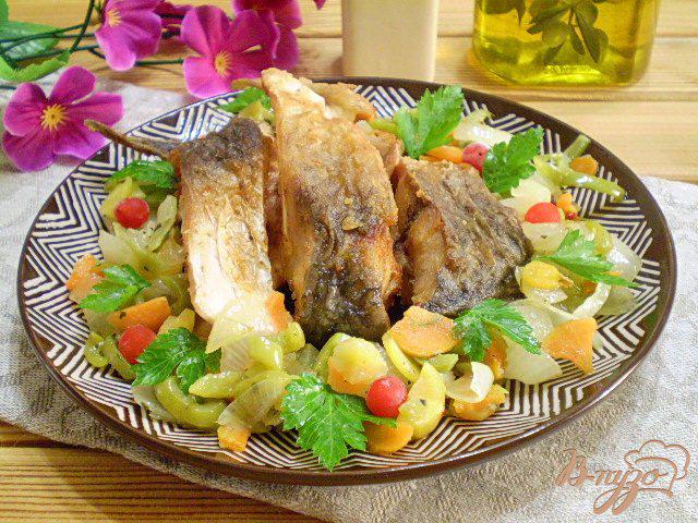 Фото приготовление рецепта: Жареная рыба с овощами шаг №7
