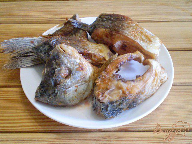 Фото приготовление рецепта: Жареная рыба с подливой шаг №6