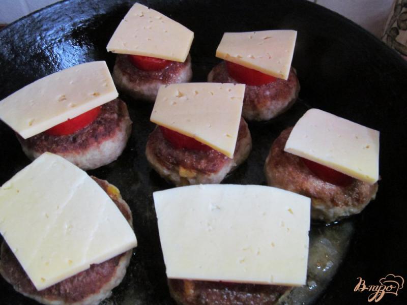 Фото приготовление рецепта: Котлеты под сыром с овощным пюре шаг №7