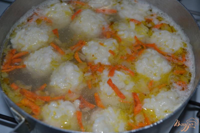 Фото приготовление рецепта: Суп с фрикаделями из риса и курицы шаг №11