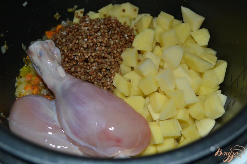 Фото приготовление рецепта: Гречневый суп с голенями в мультиварке шаг №7