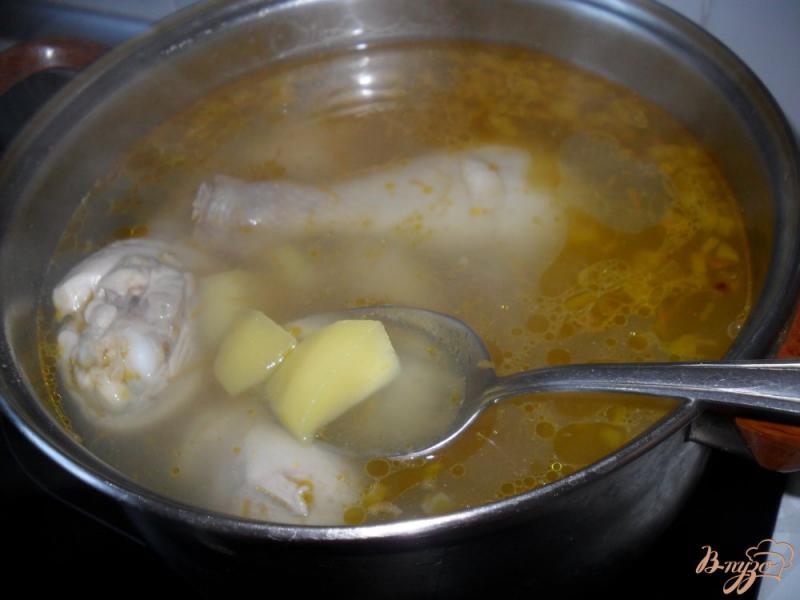 Фото приготовление рецепта: Суп с куриными ножками шаг №2