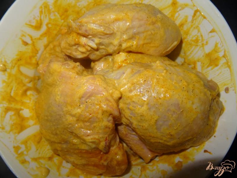 Фото приготовление рецепта: Куриные бедрышки запеченные в духовке шаг №4