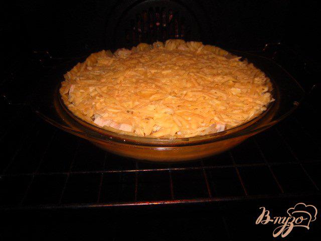 Фото приготовление рецепта: Пирог с яблоками и курицей шаг №9