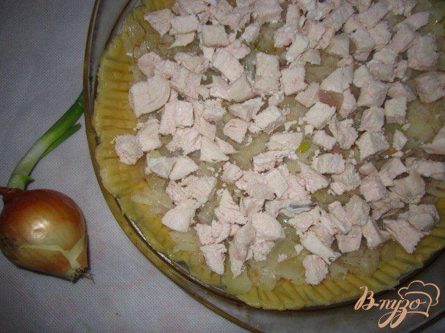 Фото приготовление рецепта: Пирог с яблоками и курицей шаг №7