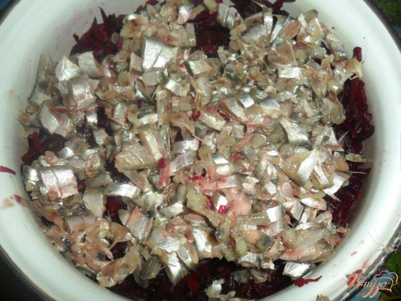 Фото приготовление рецепта: Свекольный салат с соленой рыбкой шаг №4