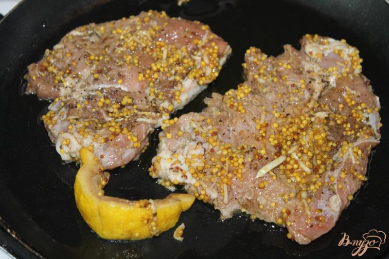Фото приготовление рецепта: Свинина в французской горчице с сливочным соусом шаг №5