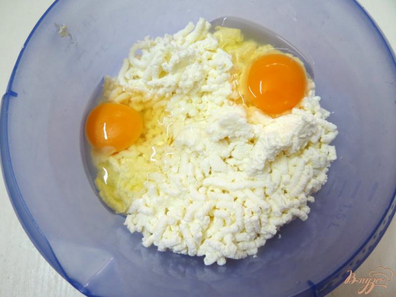 Фото приготовление рецепта: Сырники с изюмом и манной крупой шаг №3