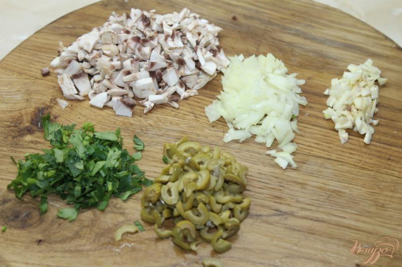 Фото приготовление рецепта: Куриные  рулеты с оливками в грибном соусе шаг №3