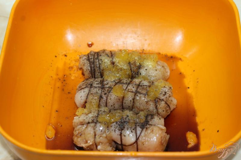 Фото приготовление рецепта: Куриные  рулеты с оливками в грибном соусе шаг №5