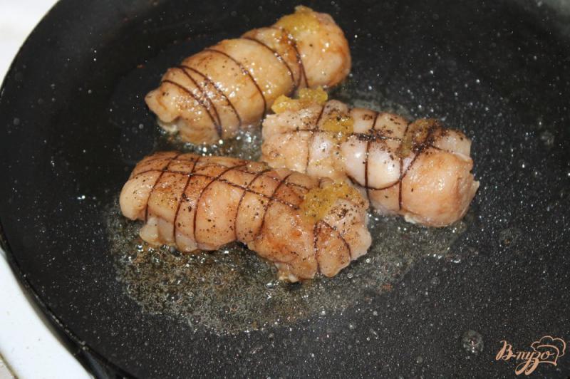 Фото приготовление рецепта: Куриные  рулеты с оливками в грибном соусе шаг №8