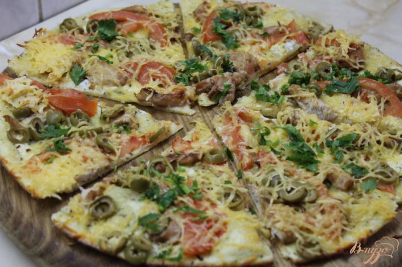 Фото приготовление рецепта: Сливочная пицца с курочкой шаг №8