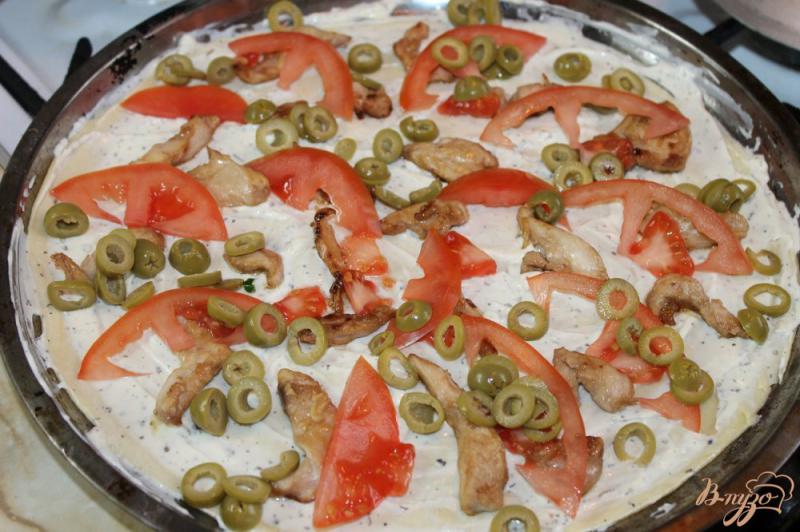 Фото приготовление рецепта: Сливочная пицца с курочкой шаг №7