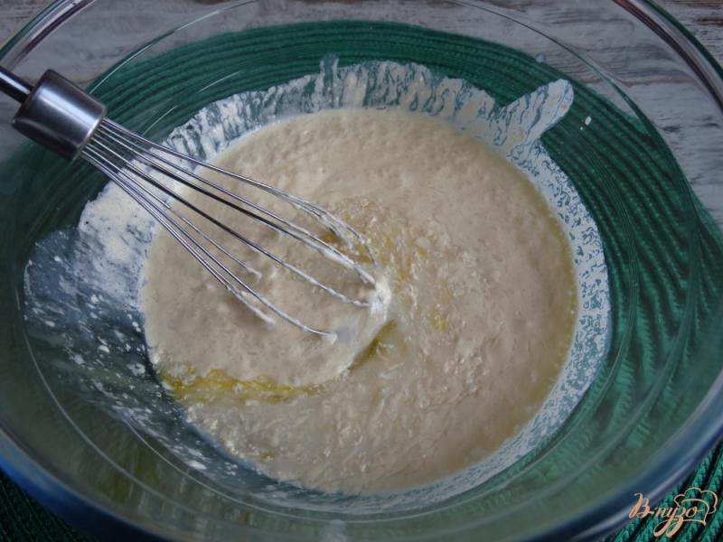 Фото приготовление рецепта: Наливной пирог с кислой капустой и сыром шаг №3