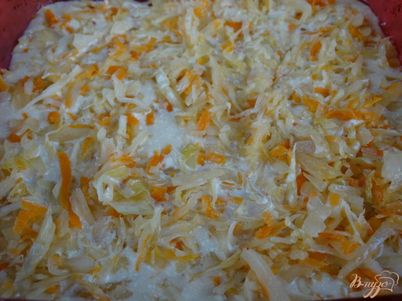 Фото приготовление рецепта: Наливной пирог с кислой капустой и сыром шаг №6