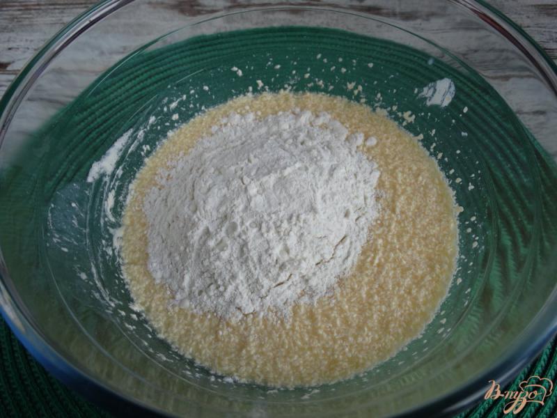Фото приготовление рецепта: Наливной пирог с кислой капустой и сыром шаг №4