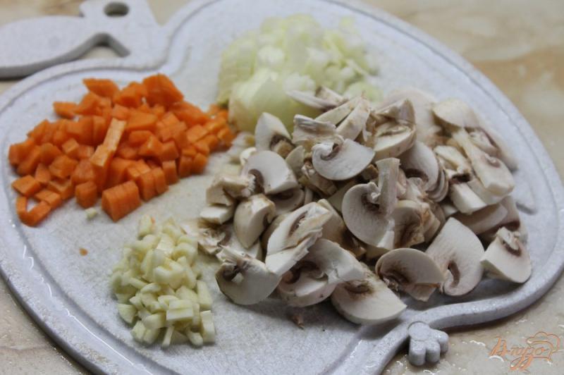 Фото приготовление рецепта: Сливочный супчик с сыром грибами и курицей шаг №4