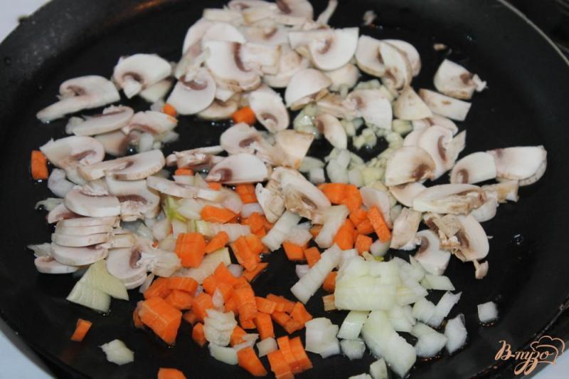 Фото приготовление рецепта: Сливочный супчик с сыром грибами и курицей шаг №5