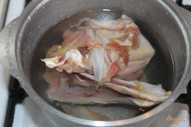 Фото приготовление рецепта: Сливочный супчик с сыром грибами и курицей шаг №1