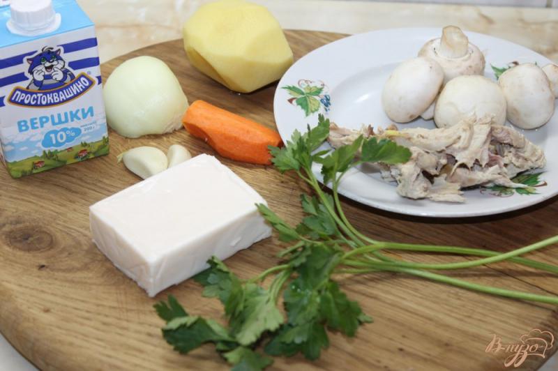 Фото приготовление рецепта: Сливочный супчик с сыром грибами и курицей шаг №2