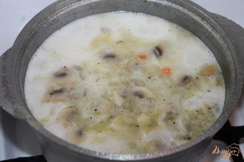 Фото приготовление рецепта: Сливочный супчик с сыром грибами и курицей шаг №9