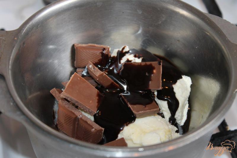 Фото приготовление рецепта: Шоколадно - творожный пирог с вишнями шаг №2
