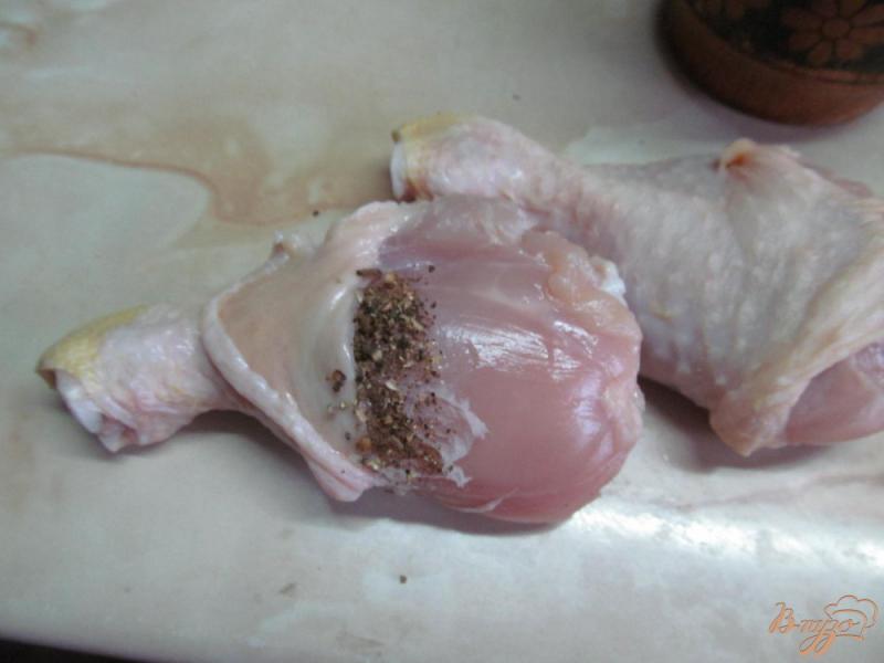Фото приготовление рецепта: Куриные ножки с печенным луком в горшочке шаг №5