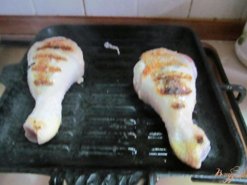 Фото приготовление рецепта: Куриные ножки с печенным луком в горшочке шаг №6